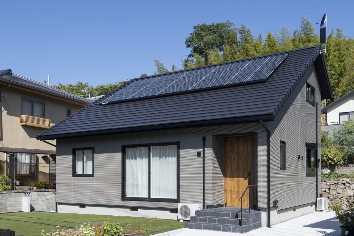 青空と調和するスカイグレーの外壁と大屋根スタイル